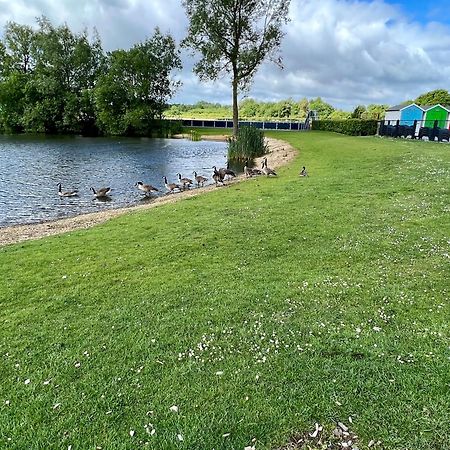 Waters Edge, Hoburne Cotswolds Villa South Cerney Dış mekan fotoğraf