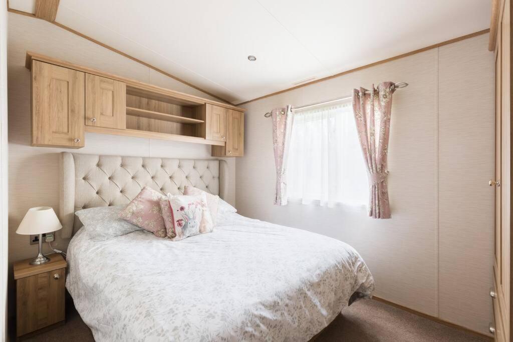 Waters Edge, Hoburne Cotswolds Villa South Cerney Dış mekan fotoğraf