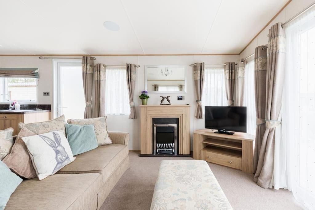 Waters Edge, Hoburne Cotswolds Villa South Cerney Dış mekan fotoğraf