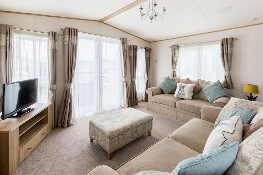 Waters Edge, Hoburne Cotswolds Villa South Cerney Dış mekan fotoğraf