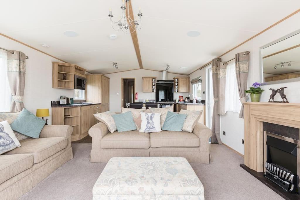 Waters Edge, Hoburne Cotswolds Villa South Cerney Dış mekan fotoğraf