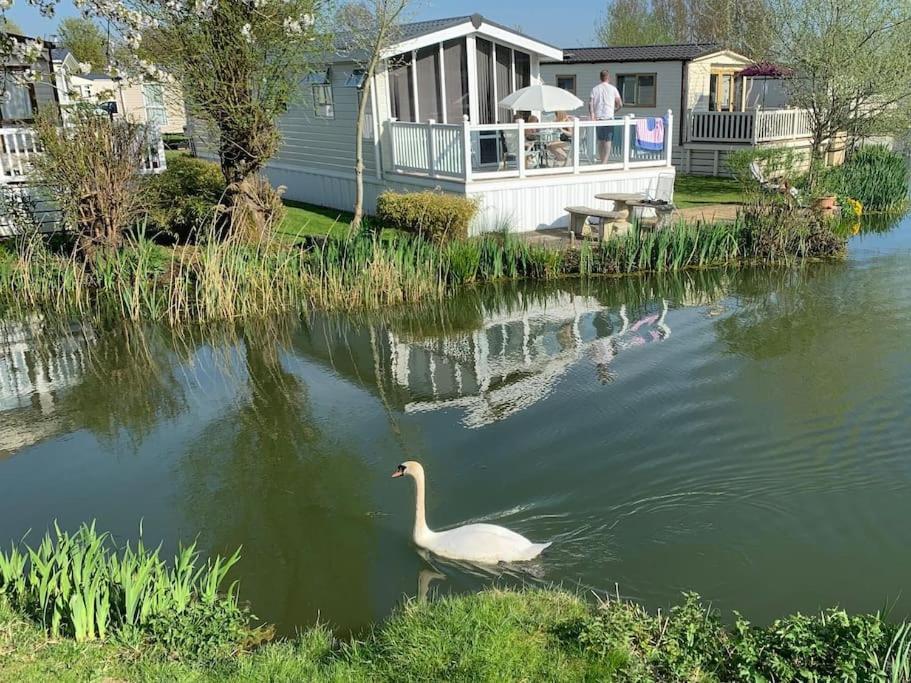 Waters Edge, Hoburne Cotswolds Villa South Cerney Dış mekan fotoğraf
