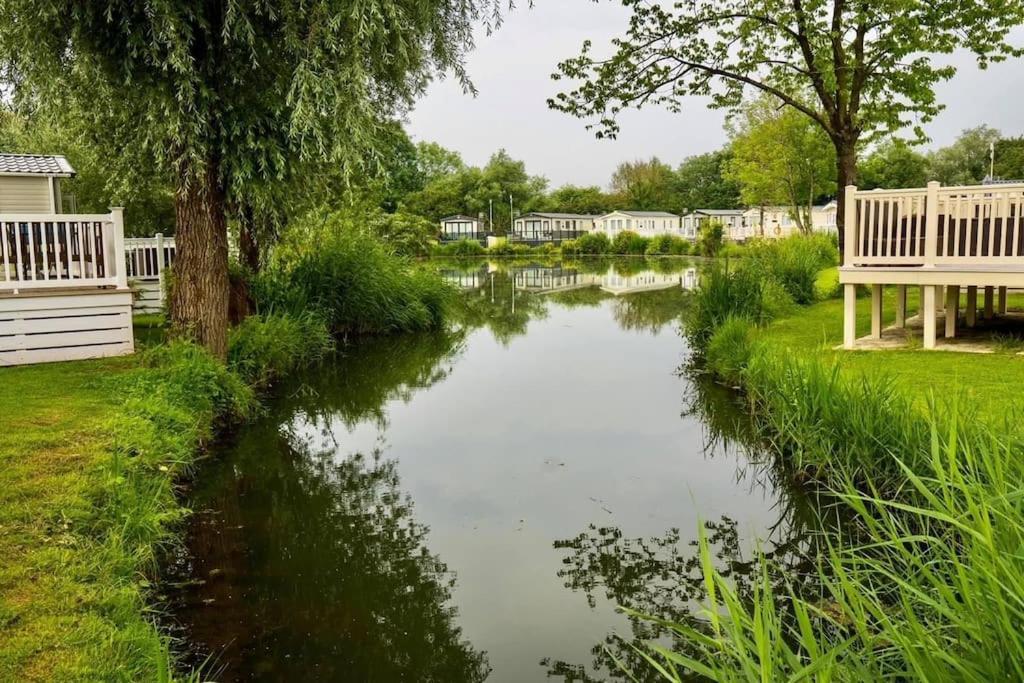 Waters Edge, Hoburne Cotswolds Villa South Cerney Dış mekan fotoğraf