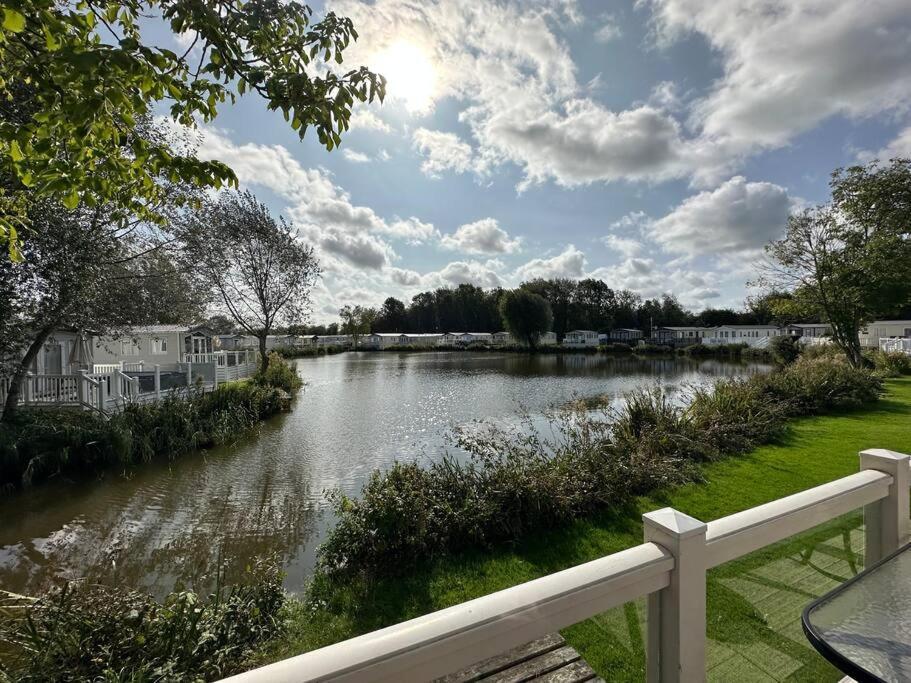Waters Edge, Hoburne Cotswolds Villa South Cerney Dış mekan fotoğraf