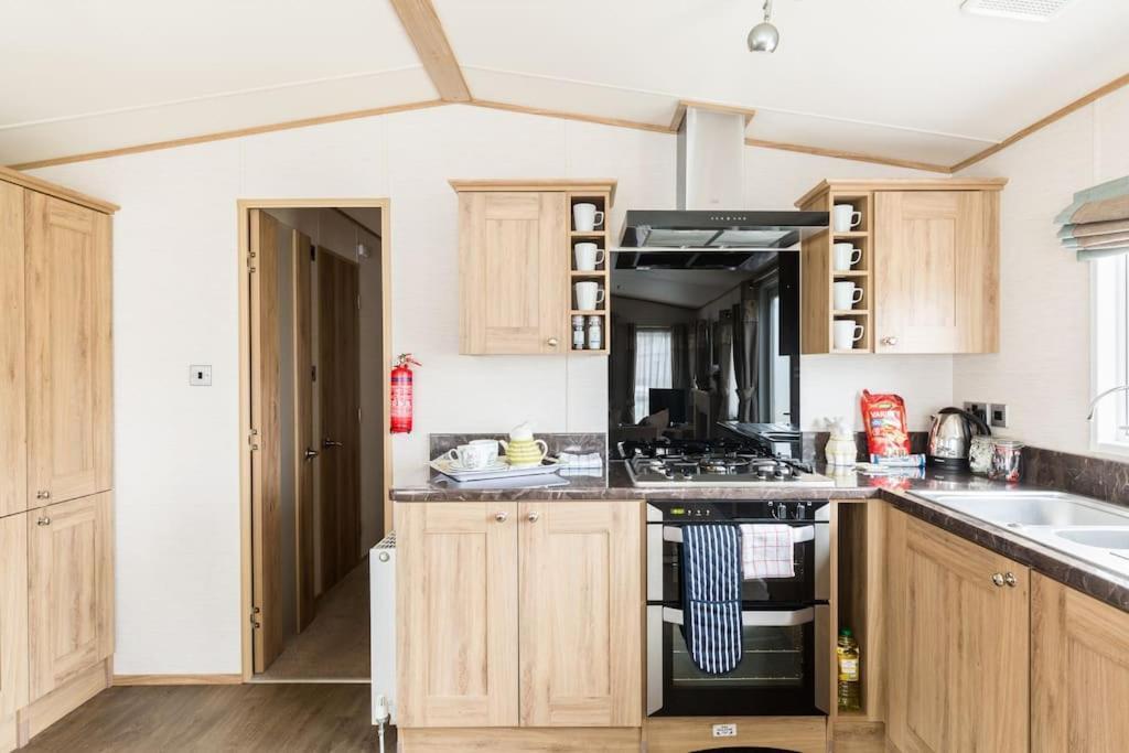 Waters Edge, Hoburne Cotswolds Villa South Cerney Dış mekan fotoğraf