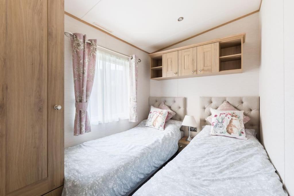 Waters Edge, Hoburne Cotswolds Villa South Cerney Dış mekan fotoğraf