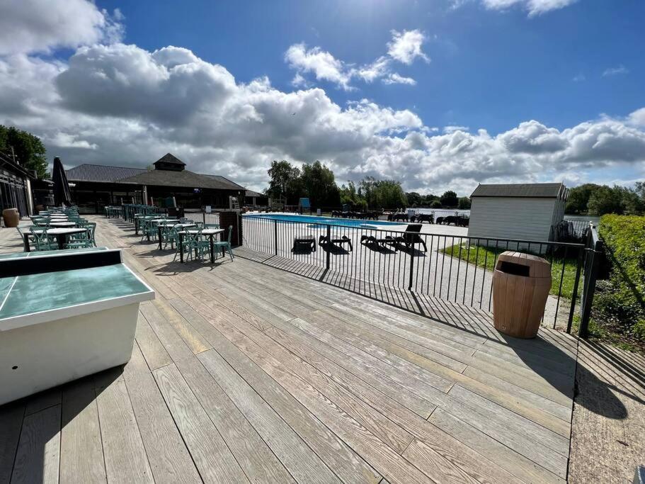 Waters Edge, Hoburne Cotswolds Villa South Cerney Dış mekan fotoğraf